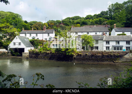 Idyllische Wohnungen neben den Waters Edge im Helford Dorf am Helford River, Cornwall, Großbritannien Stockfoto