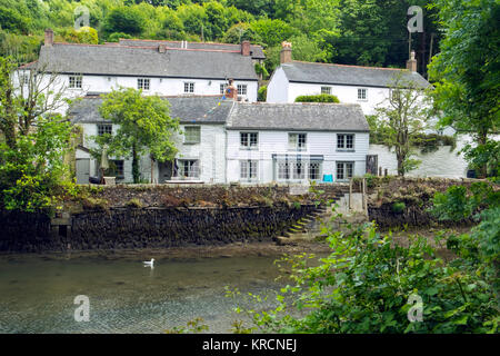 Idyllische Wohnungen neben den Waters Edge im Helford Dorf am Helford River, Cornwall, Großbritannien Stockfoto