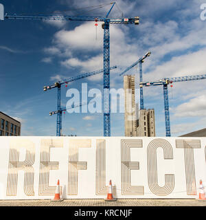 Dublin, Irland - 17. September 2016: Ein Array von Turmdrehkranen auf einer Baustelle in Dublins regenerierende Docklands Bezirk. Stockfoto