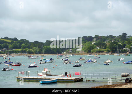 Mit Blick über die malerische Helford River, wo viele kleine Boote zwischen Helford Dorf und Helford Passage in Cornwall, UK vor Anker liegen. Stockfoto