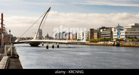 Dublin, Irland - 17. September 2016: Die Samuel Becket Hängebrücke über den Fluss Liffey in Dublin Docklands Geschäftsviertel öffnet, damit b Stockfoto