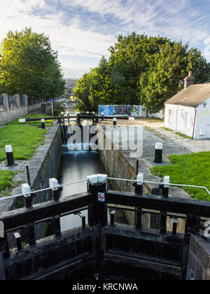 Das Wasser fließt durch Schleusentore an Irlands Royal Canal im Norden Strand Nachbarschaft von Dublin. Stockfoto