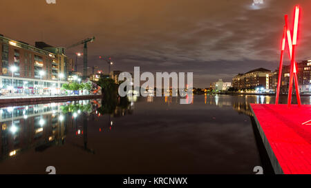 Dublin, Irland - 17. September 2016: Moderne Wohnung und Büro Gebäude sind in den Grand Canal Dock neben alten Lagerhäuser und Industr wider Stockfoto