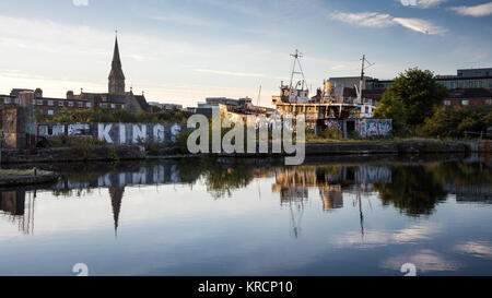 Dublin, Irland - 18 September, 2016: Die naomh Eanna, im aufgegebenen Bedingungen, in der Grand Canal Dock in Dublin Docklands Bezirk. Stockfoto