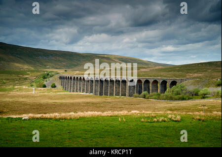 Die ribblehead Viadukt auf der Settle-Carlisle Railway Line in den Yorkshire Dales National Park, England mit Whernside hinter Stockfoto