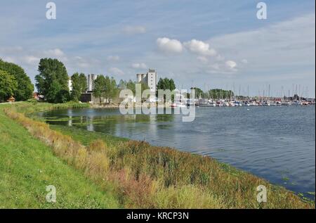 Fehmarn, Blick vom deichweg auf der Burger See und die Marina von Burg Stockfoto