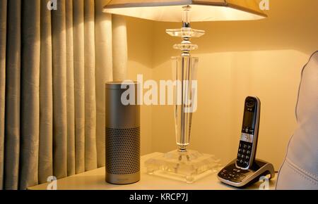 Amazon Echo smart home Lautsprecher mit Alexa eine Stimme kontrolliert Assistant Stockfoto