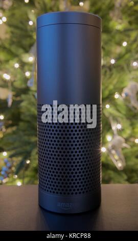Amazon Echo smart home Lautsprecher mit Alexa eine Stimme kontrolliert Assistant Stockfoto