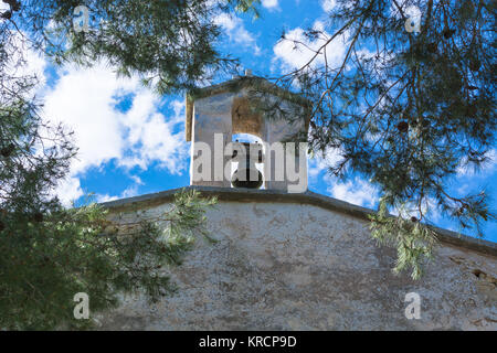 Kirchturm mit Glocke Stockfoto