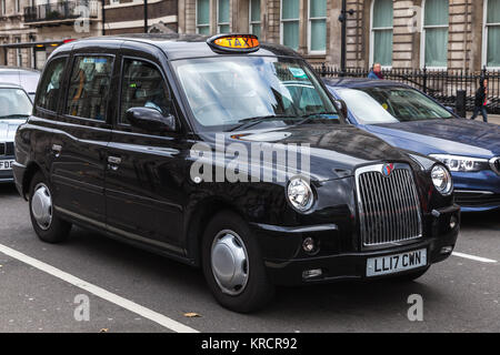 London, Großbritannien, 29. Oktober 2017: Schwarze Taxi durch die Londoner Taxiunternehmen ist auf der Straße Stockfoto