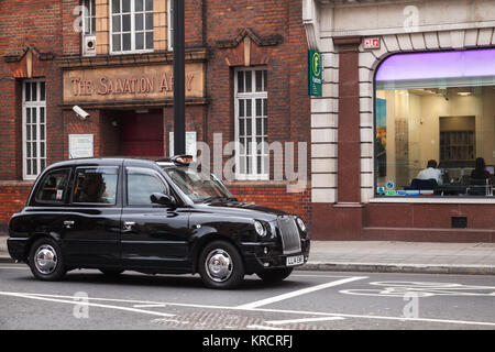 London, Großbritannien, 31. Oktober 2017: Schwarze Taxi durch die Londoner Taxiunternehmen ist auf der Straße Stockfoto