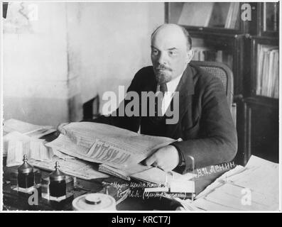 VLADIMIR ILICH ULJANOV LENIN lesen 'Prawda' in seiner Studie Datum: 1870 - 1924 Stockfoto