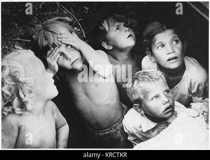 Kinder Zuflucht in einen Schlitz-Graben bei einem deutschen Luftangriff auf Moskau. Datum: 1941 Stockfoto