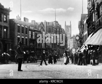 Ansicht der Cornmarket im Zentrum der Stadt Derby - es ist eine der wichtigsten Straßen, benannt nach einem tatsächlichen Kornmarkt, die dort stattfand. Datum: ca. 1910 Stockfoto