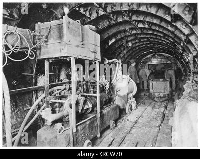 Tunnelbau unter London, Aufbau eines Abwasser. Datum: ca. 1900 Stockfoto