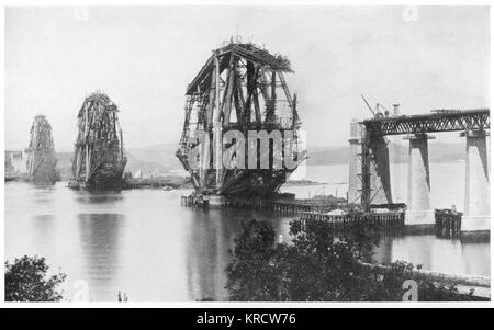 Die Forth Brücke während der Bauphase. Entworfen von Sir John Fowler (1817-1898) und Sir Benjamin Baker (1840-1907) und von Sir William Arrol (1839-1913) Datum: Geöffnet am 4. März 1890 gebaut Stockfoto