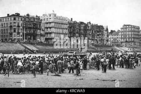 Leute am Strand in Heist, Belgien Stockfoto