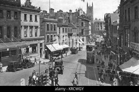 Blick auf den Cornmarket, Derby, an einem geschäftigen Tag Stockfoto