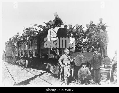 Bürgerkrieg schwer bewaffnete Truppen an Bord eines Roten Armee gepanzerten Zug in Samara Datum: 1918 Stockfoto