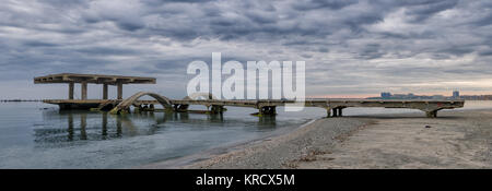 Die Brücke verlassen am Meer im Schwarzen Meer Mamaia Resort, Constanta, Rumänien. Die Brücke über dem Schwarzen Meer, Küste und Meer mit blauem Wasser Stockfoto