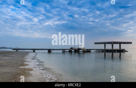 Die Brücke verlassen am Meer im Schwarzen Meer Mamaia Resort, Constanta, Rumänien. Die Brücke über dem Schwarzen Meer, Küste und Meer mit blauem Wasser Stockfoto