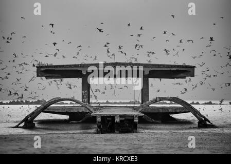 Die Brücke verlassen am Meer im Schwarzen Meer Mamaia Resort, Constanta, Rumänien. Die Brücke über dem Schwarzen Meer, Küste und Meer mit blauem Wasser Stockfoto