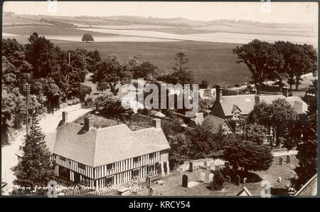 LENHAM, Kent, England. Blick von oben der St. Mary's Kirche, Lenham genießt eine hervorragende Aussicht über die Kentish Weald. Datum: Anfang des 20. Jahrhunderts Stockfoto