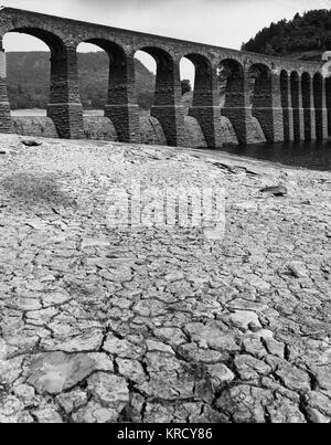 Garreg-ddu, einer der Dämme im Elan-Tal in Wales, ist während der heißen Sommertrockenheit 1976 ausgetrocknet. Stockfoto