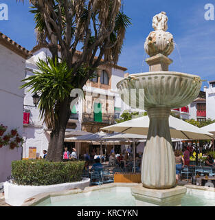 Marbella, Costa del Sol, Provinz Malaga, Andalusien, Südspanien. Brunnen an der Plaza de los Naranjos oder Orange Platz in der Altstadt. Stockfoto