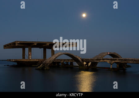 Die Brücke verlassen am Meer im Schwarzen Meer Mamaia Resort, Constanta, Rumänien. Die Brücke über dem Schwarzen Meer, Küste und Meer mit blauem Wasser Stockfoto