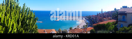 Panoramablick auf die Bucht von Menton, Côte d'Azur Stockfoto