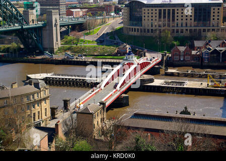 Die Aussicht vom Gipfel des Burgturms Newcastle, mit Blick auf die Swing Bridge über den Fluss Tyne, der Gateshead und Newcastle upon Tyne verbindet, zwischen der Tyne Bridge und der High Level Bridge. Der Mechanismus, mit dem die Brücke bewegt wurde, ist immer noch dieselbe Maschine, die ursprünglich von Sir William George Armstrong, 1. Baron Armstrong (1810 û 1900), einem tynesidischen Industriellen, installiert wurde, der der effektive Gründer des Armstrong Whitworth-Imperiums war. Stockfoto