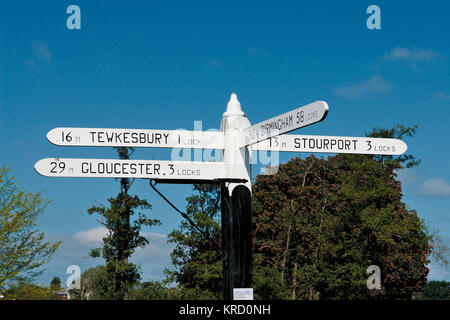 Ein Fingerpfosten am Birmingham-Kanal in Worcester, wo er in den Fluss Severn mündet. Die vier Finger zeigen nach Birmingham, Gloucester, Tewkesbury und Stourport. Stockfoto