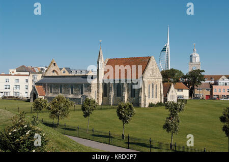 Blick auf die Royal Garrison Church aus dem 13. Jahrhundert in Portsmouth, Hampshire. Gleich rechts befindet sich der Spinnaker Tower, der im Oktober 2005 eröffnet wurde, und dahinter der Turm der Portsmouth Cathedral. Stockfoto