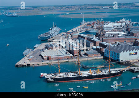 Blick vom Spinnaker Tower in Portsmouth, der die Werft und neue Bauten zeigt, und über Gosport. Stockfoto