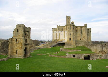 Blick auf Warkworth Castle, Northumberland, größtenteils gegen Ende des 14. Jahrhunderts erbaut. Stockfoto