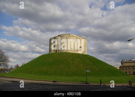 Clifford's Tower, Teil von York Castle, Yorkshire. Auf diesem Gelände befand sich ein ehemaliger Holzbau, der während einer Belagerung niedergebrannt wurde, als Mitglieder der jüdischen Gemeinde dort Zuflucht gesucht hatten. Im späten 13. Jahrhundert wurde der Bergfried mit einem Quatrefolienplan in Stein umgebaut. Er wurde nach Roger de Clifford, der dort 1322 gehängt wurde, als Clifford's Tower bekannt. Stockfoto