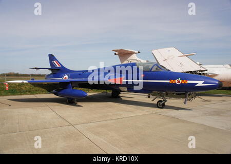 Ein zweisitzendes Trainer-Flugzeug Hawker Hunter T7 wird im Elvington Air Museum bei York ausgestellt. Der erste Prototyp T7 flog 1955. Dieses spezielle Flugzeug wurde 1958 in Betrieb genommen. Stockfoto