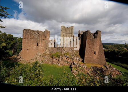 Blick auf Goodrich Castle, in der Nähe von Ross on Wye, Herefordshire. Das Gebäude wurde im späten 11. Jahrhundert von Thegn (thane) Godric mit späteren Ergänzungen begonnen. Es steht auf einem Hügel in der Nähe des Flusses Wye und ist für die Öffentlichkeit zugänglich. Stockfoto