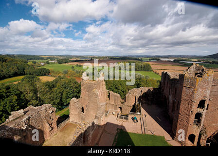 Luftaufnahme vom Inneren von Goodrich Castle, in der Nähe von Ross auf Wye, Herefordshire. Das Gebäude wurde im späten 11. Jahrhundert von Thegn (thane) Godric mit späteren Ergänzungen begonnen. Es steht auf einem Hügel in der Nähe des Flusses Wye und ist für die Öffentlichkeit zugänglich. Stockfoto