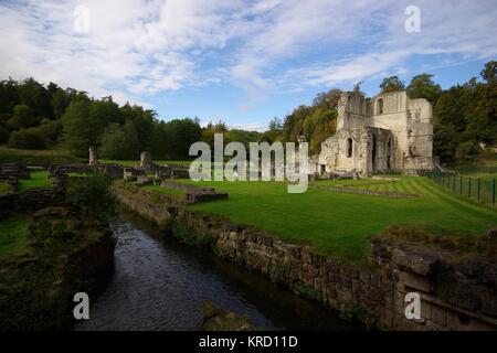 Blick auf die Ruinen der Roche Abbey, in der Nähe von Maltby in South Yorkshire, einem 1147 gegründeten Zisterzienserkloster. Maltby Beck ist links neben Ihnen zu sehen. Stockfoto