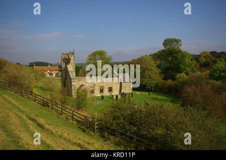 Blick auf die Kirche St. Martin im verlassenen mittelalterlichen Dorf Wharram Percy in North Yorkshire. Stockfoto