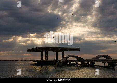 Die Brücke verlassen am Meer im Schwarzen Meer Mamaia Resort, Constanta, Rumänien. Die Brücke über dem Schwarzen Meer, Küste und Meer mit blauem Wasser Stockfoto