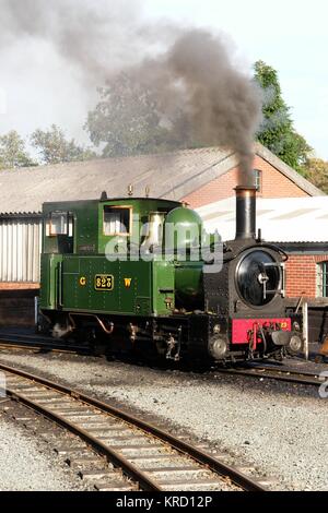 Eine Dampflokomotive, die Gräfin, Shunt an der Llanfair Caereinion Station an der Welshpool & Llanfair Light Railway, Powys, Wales. Stockfoto