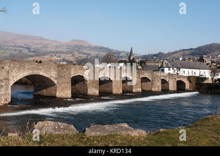 Blick auf die Crickhowell Bridge über den Usk in South Powys, Wales. Es ist eine alte Brücke, die im Laufe der Jahrhunderte mehrmals repariert wurde. Ungewöhnlich sind auf der einen Seite der Brücke zwölf Bögen und auf der anderen dreizehn. Stockfoto