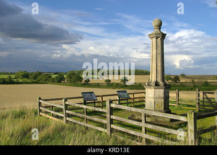 Das Civil war Memorial mit Blick auf das Schlachtfeld (Broad Moor) in Naseby in Northamptonshire. Die Schlacht von Naseby fand am 14. Juni 1645 während des Englischen Bürgerkriegs statt. Stockfoto