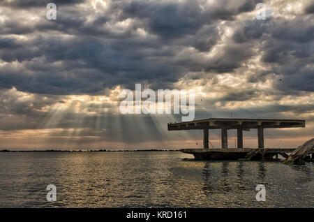 Die Brücke verlassen am Meer im Schwarzen Meer Mamaia Resort, Constanta, Rumänien. Die Brücke über dem Schwarzen Meer, Küste und Meer mit blauem Wasser Stockfoto