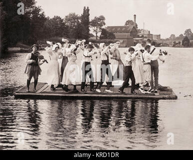 Morris-Tänzer auf einer schwimmenden Plattform, Stratford Stockfoto