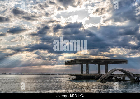 Die Brücke verlassen am Meer im Schwarzen Meer Mamaia Resort, Constanta, Rumänien. Die Brücke über dem Schwarzen Meer, Küste und Meer mit blauem Wasser Stockfoto