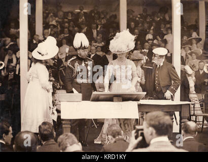 King George V und Königin Mary den Grundstein für die nationale Bibliothek in Aberystwyth, Wales. Der Prinz von Wales (später Edward VIII.) und Prinzessin Mary sind ebenfalls vorhanden. Datum: 1911 Stockfoto